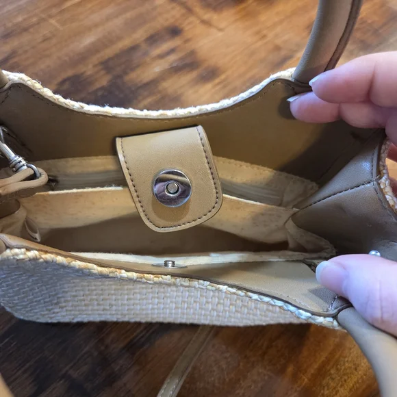 Vintage Fossil- Woven Straw Crossbody Bag with Taupe Trim - Picture 3 of 5